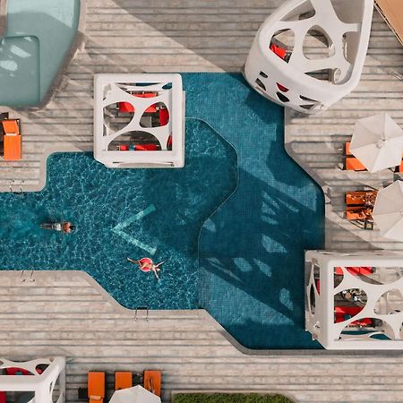 V Hotel Dubai, Curio Collection By Hilton Ngoại thất bức ảnh 3D rendering of a pool