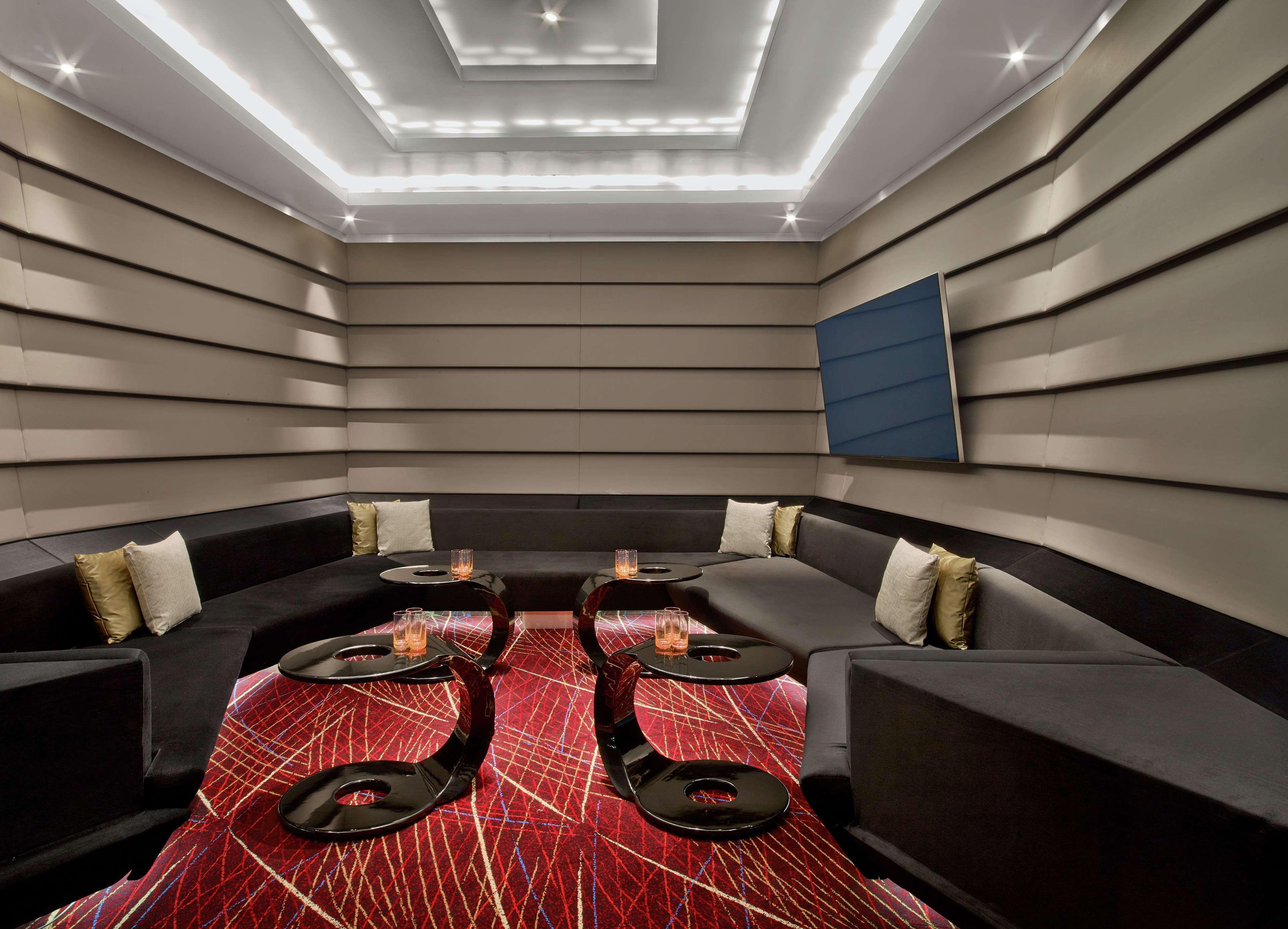 V Hotel Dubai, Curio Collection By Hilton Ngoại thất bức ảnh The interior of the lounge