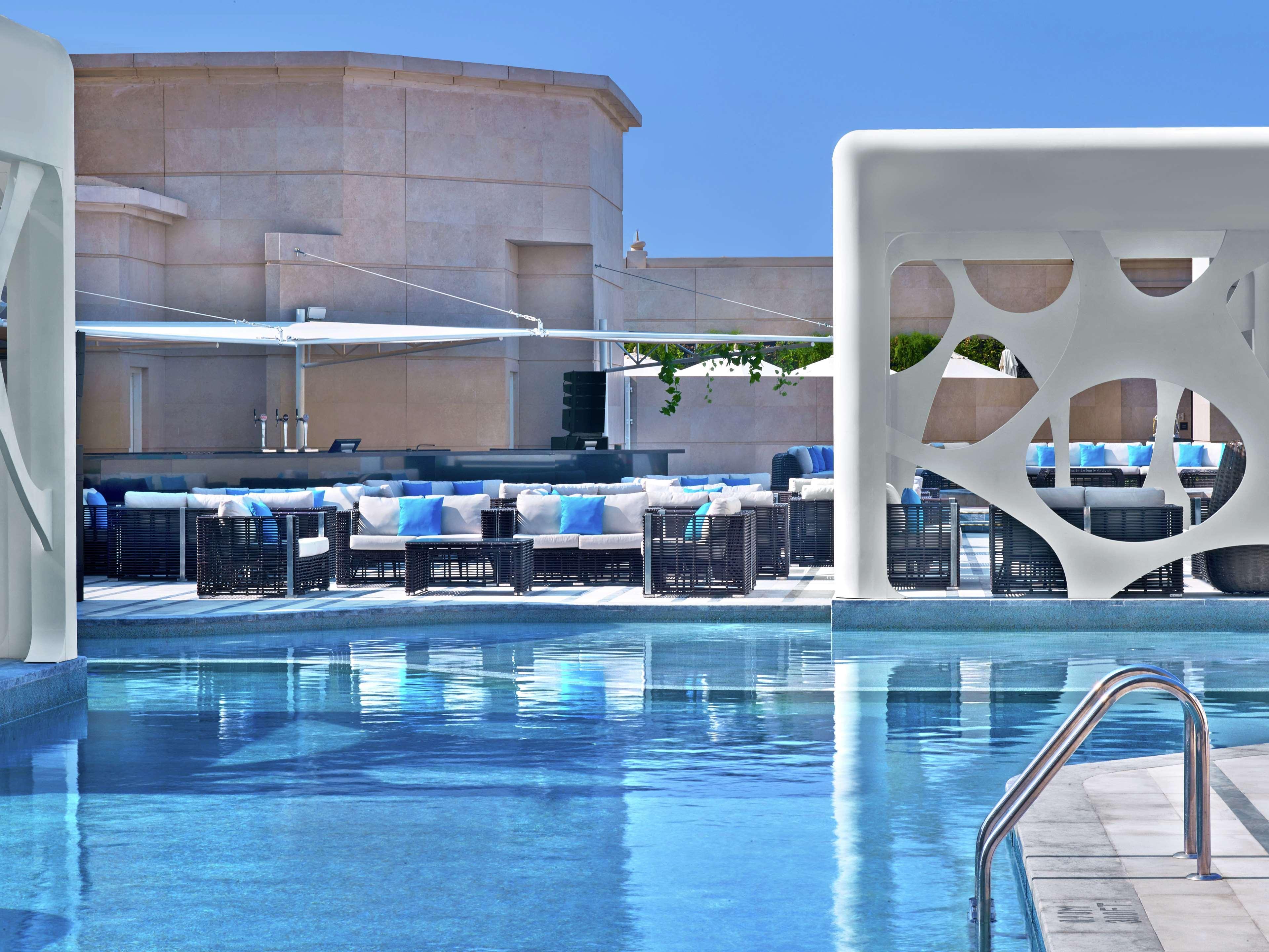 V Hotel Dubai, Curio Collection By Hilton Ngoại thất bức ảnh The rooftop pool at the W Hollywood