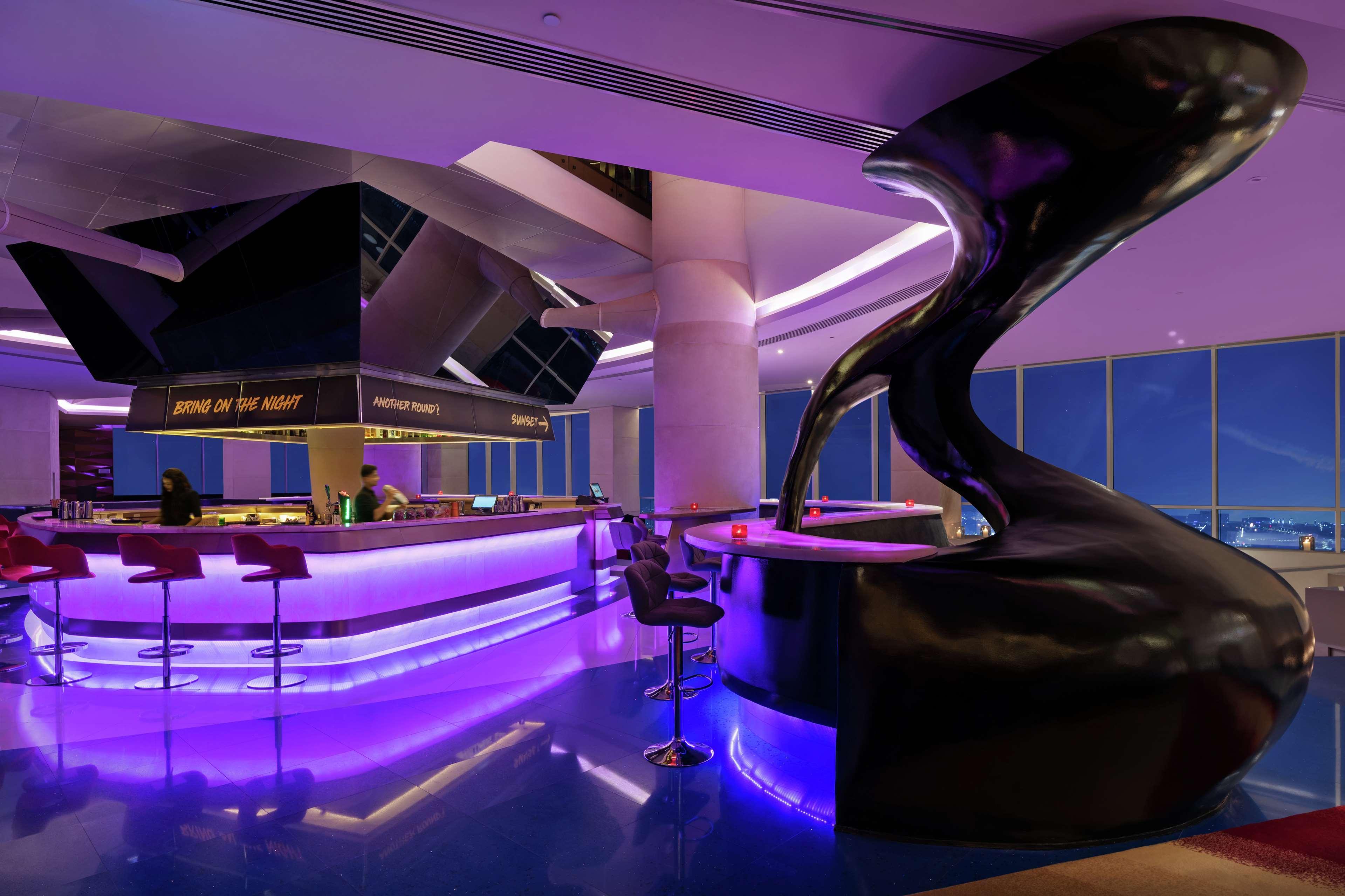 V Hotel Dubai, Curio Collection By Hilton Ngoại thất bức ảnh The bar at the 101 Skybar