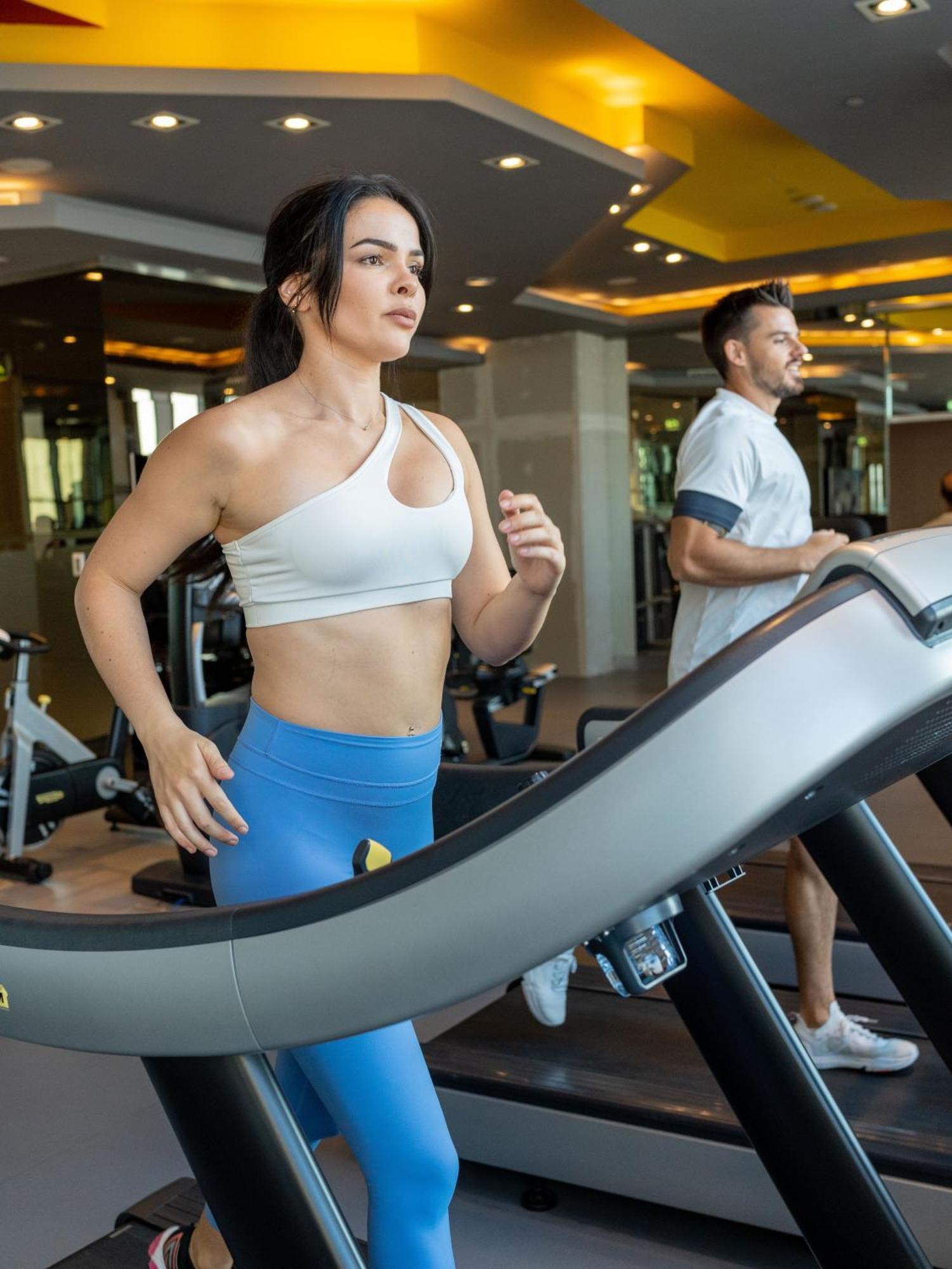 V Hotel Dubai, Curio Collection By Hilton Ngoại thất bức ảnh A woman and a man on a treadmill