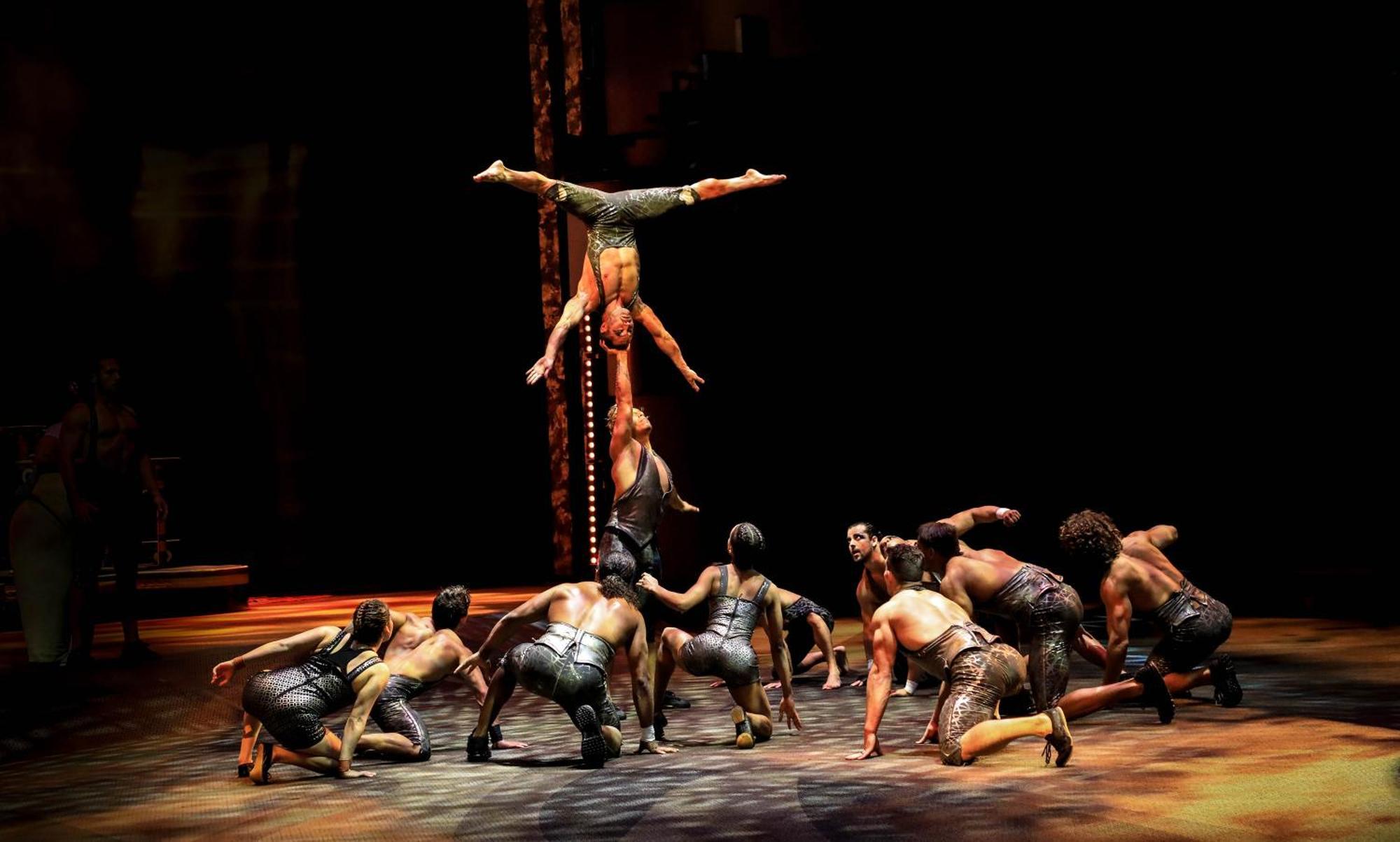 V Hotel Dubai, Curio Collection By Hilton Ngoại thất bức ảnh The cast of Disney on Ice performing "The Lion King"