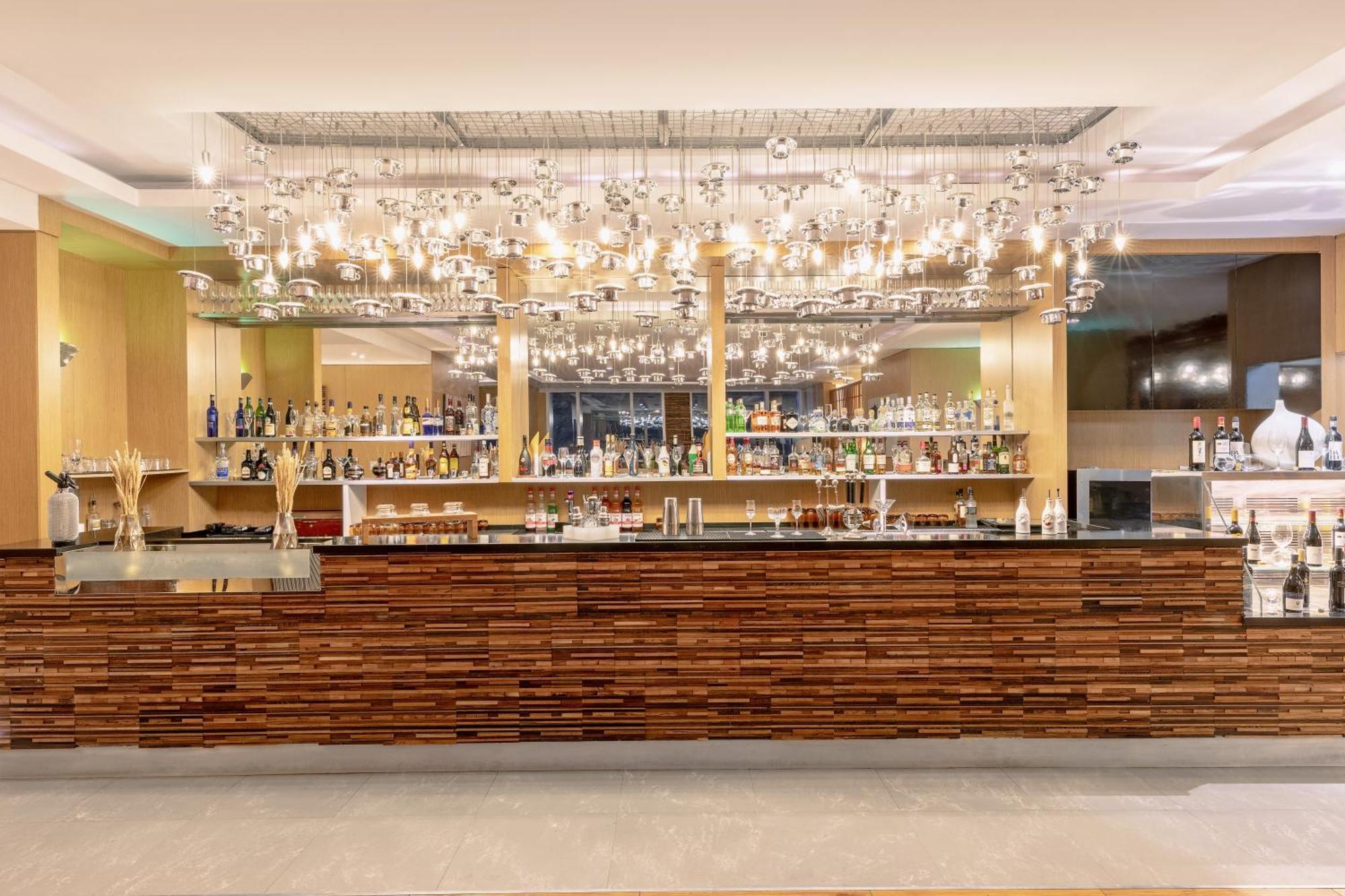 V Hotel Dubai, Curio Collection By Hilton Ngoại thất bức ảnh The bar at the hotel