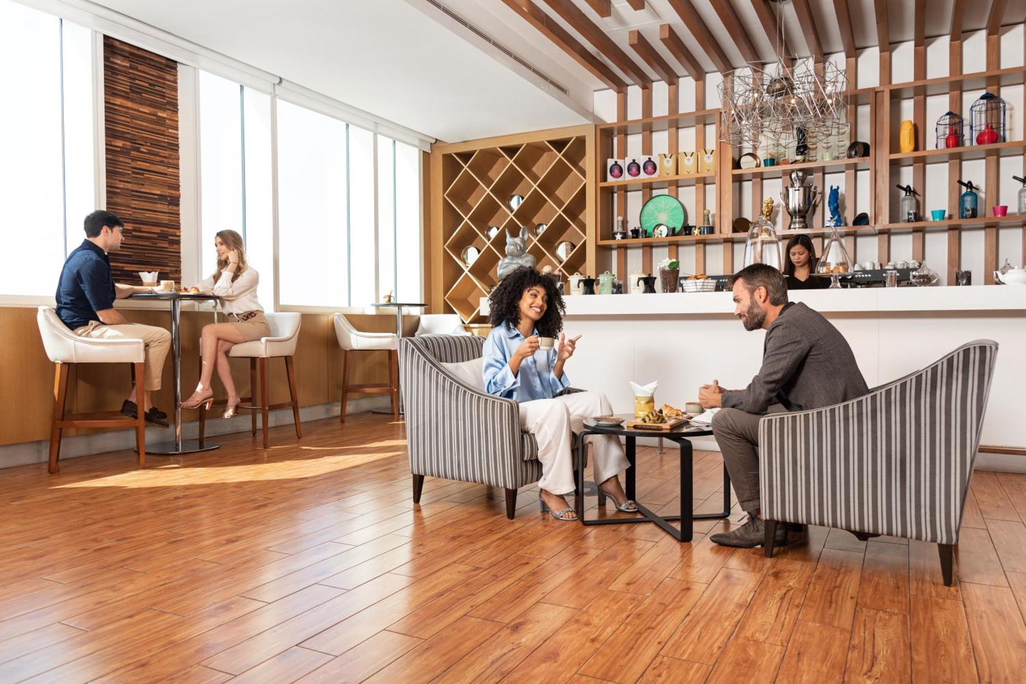 V Hotel Dubai, Curio Collection By Hilton Ngoại thất bức ảnh The lounge at the airport
