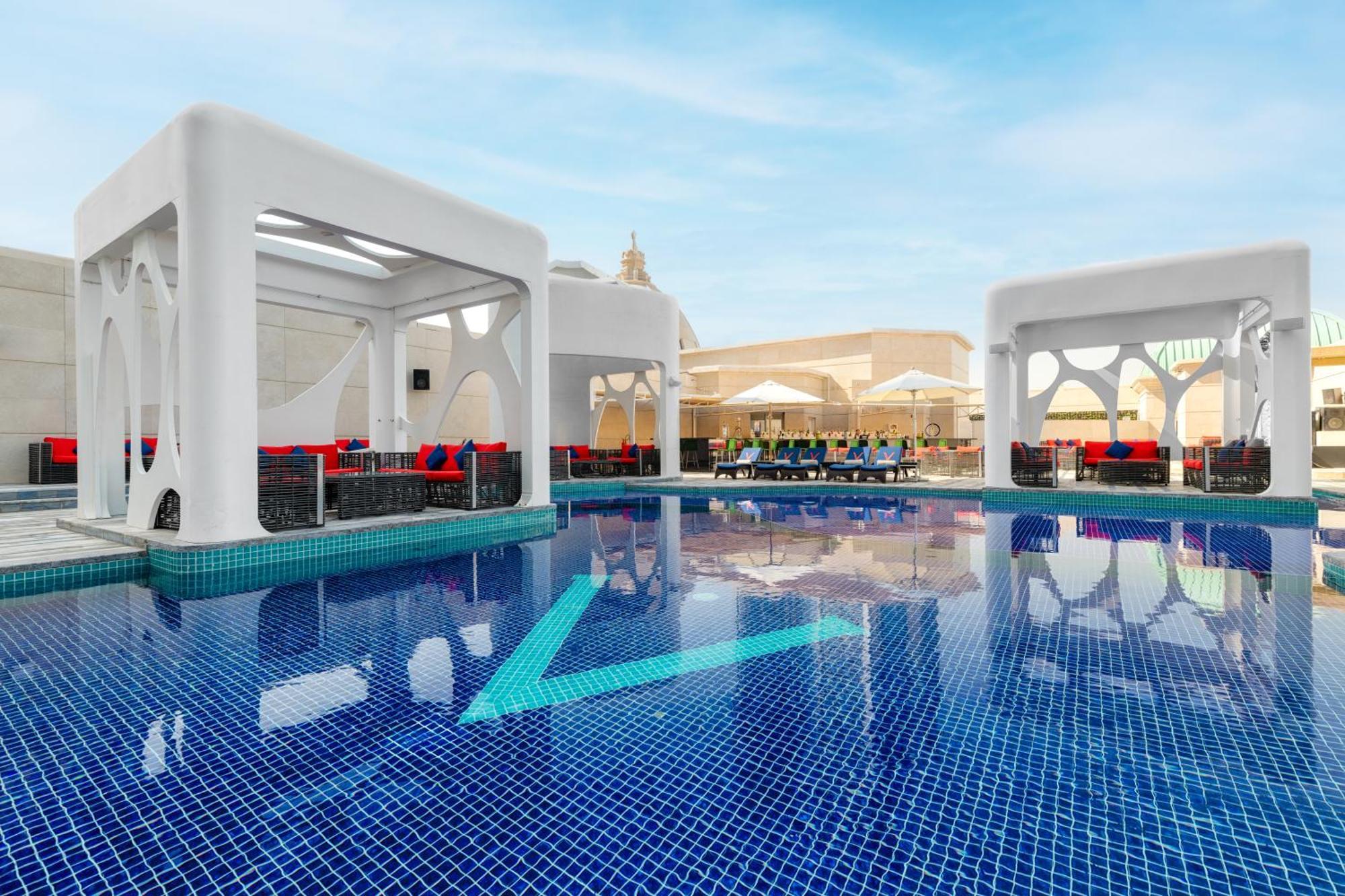 V Hotel Dubai, Curio Collection By Hilton Ngoại thất bức ảnh The pool at the W Doha