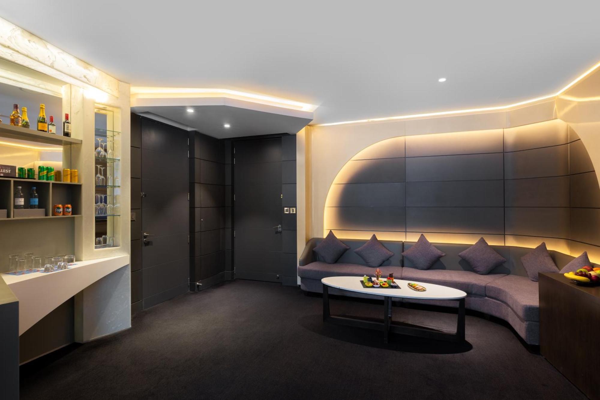V Hotel Dubai, Curio Collection By Hilton Ngoại thất bức ảnh The 2012-built suite
