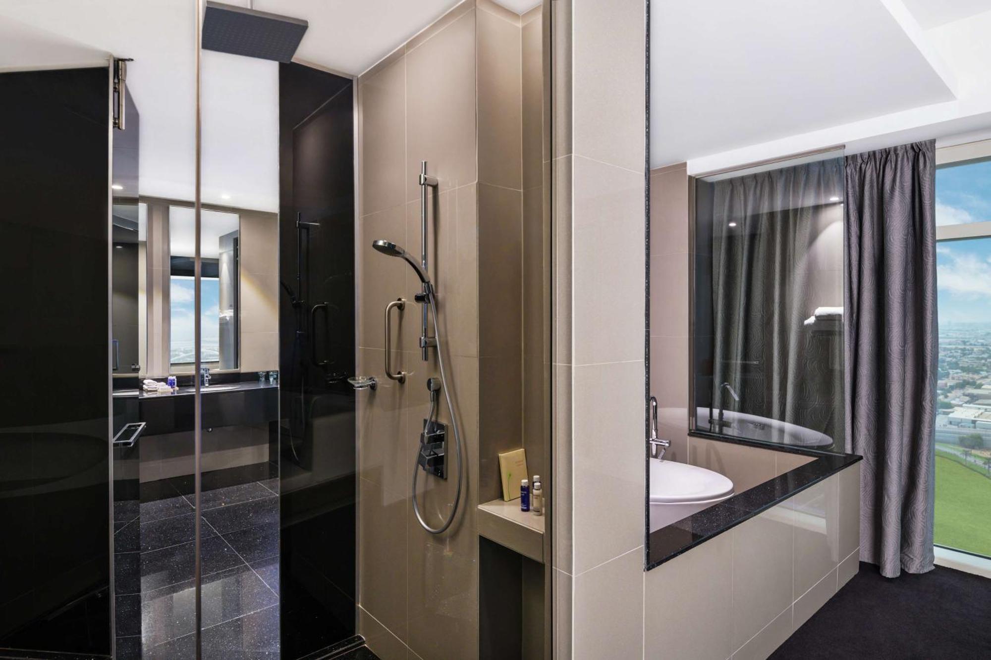 V Hotel Dubai, Curio Collection By Hilton Ngoại thất bức ảnh Bathroom