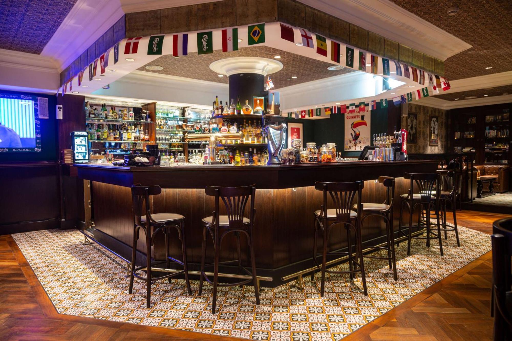 V Hotel Dubai, Curio Collection By Hilton Ngoại thất bức ảnh The bar at the hotel