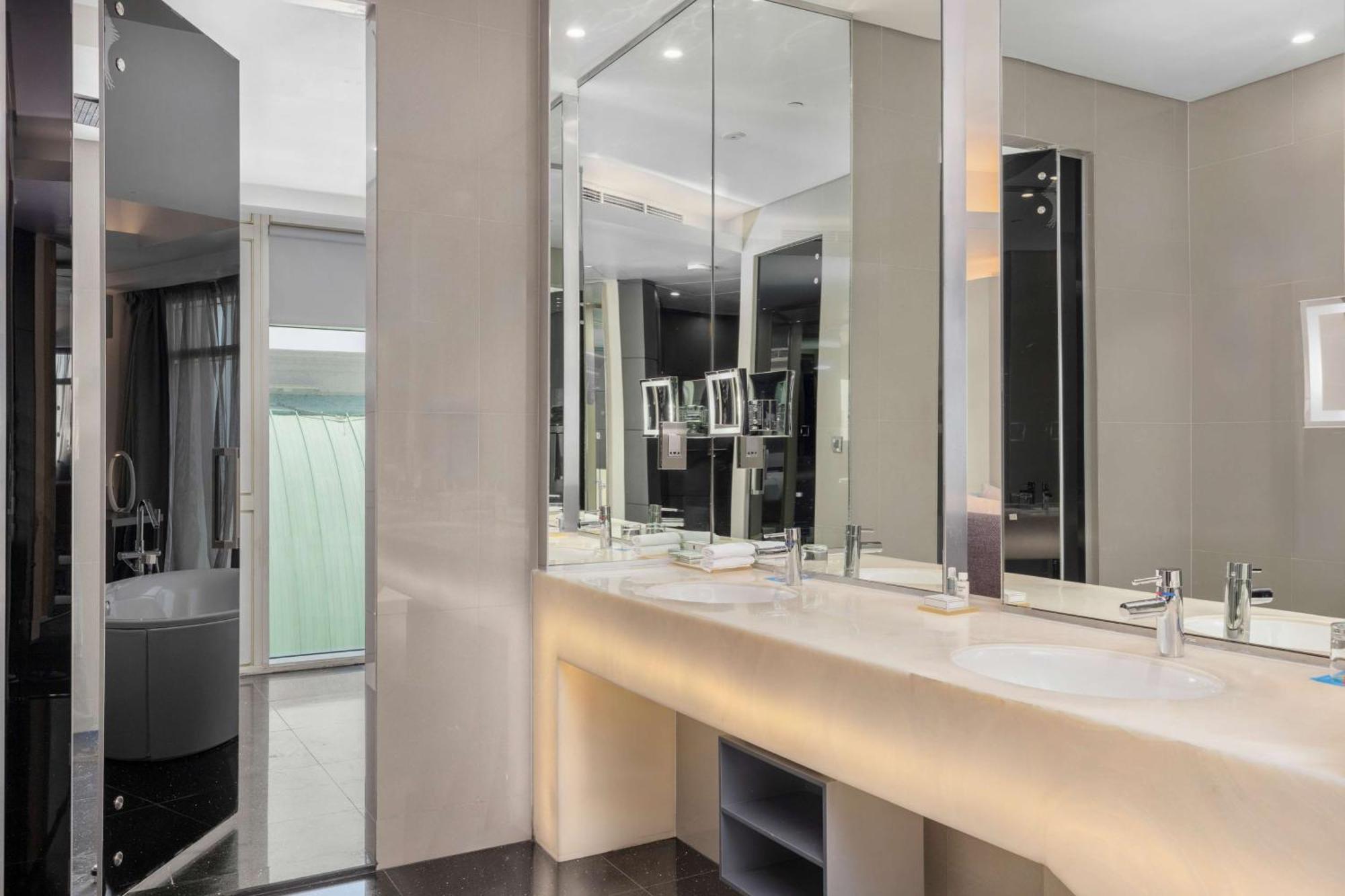 V Hotel Dubai, Curio Collection By Hilton Ngoại thất bức ảnh
